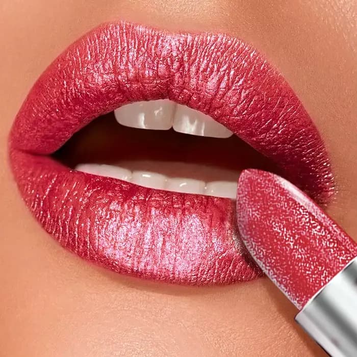 Rouge à lèvres métallique rouge