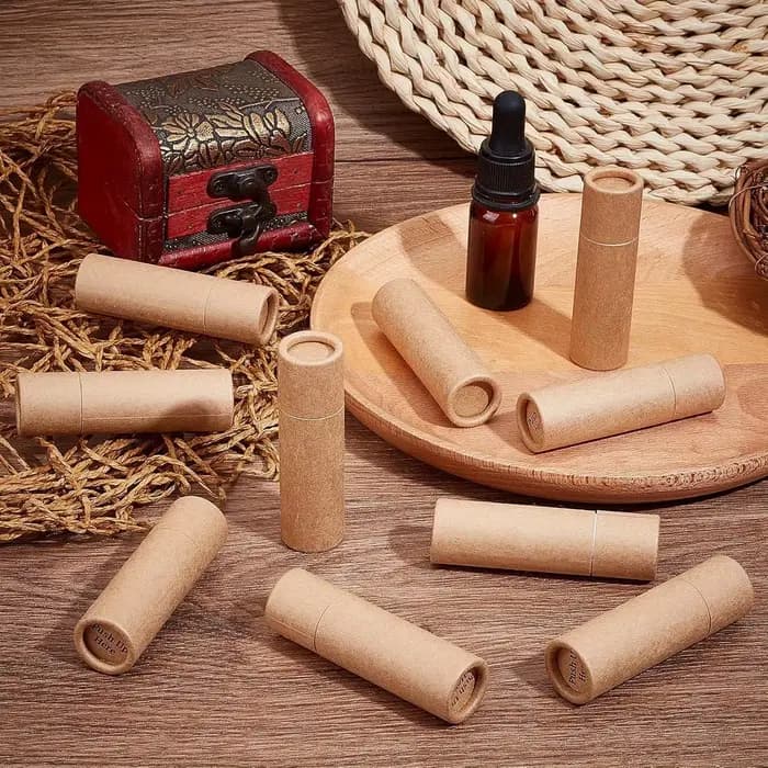 Tubes de baume à lèvres en carton jaune
