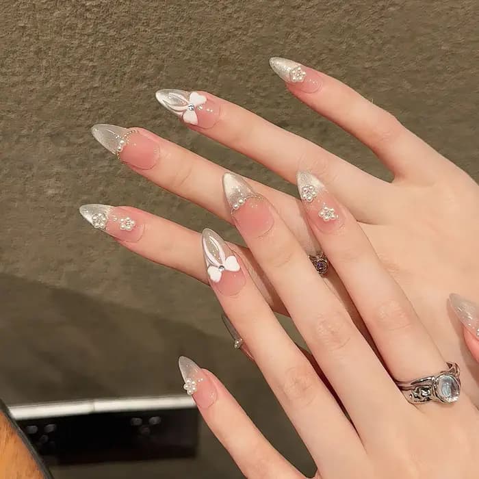 Presse à la main sur les ongles doux nœud papillon perle décor français faux