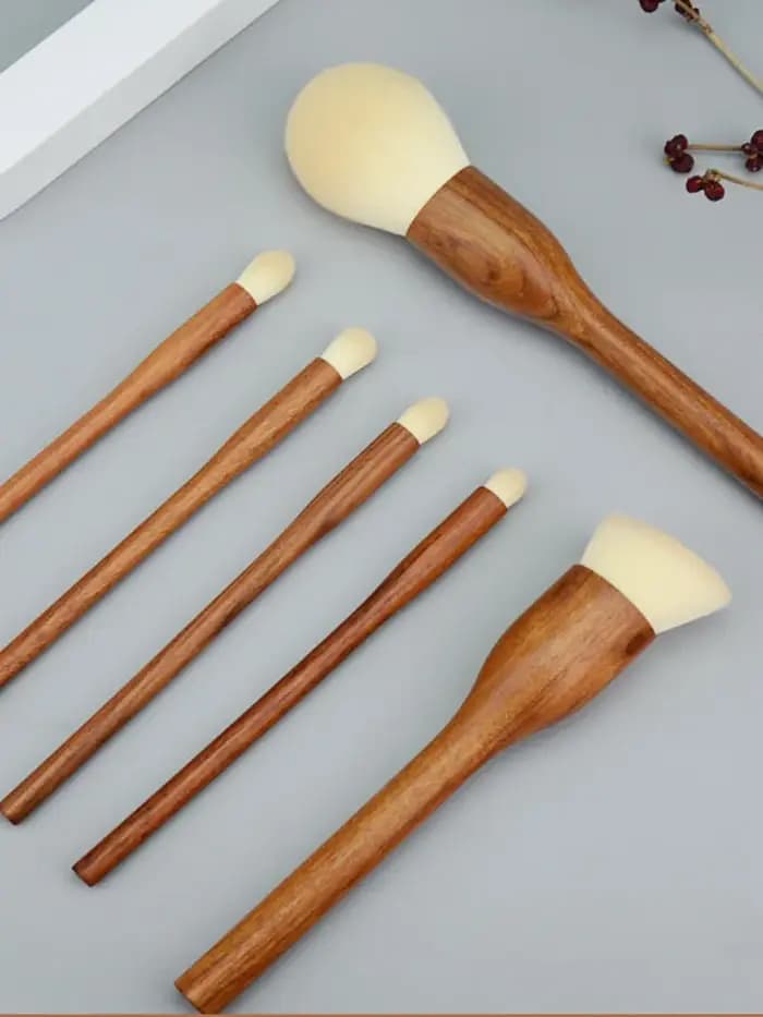 Pinceaux de maquillage avec manche en bois de santal